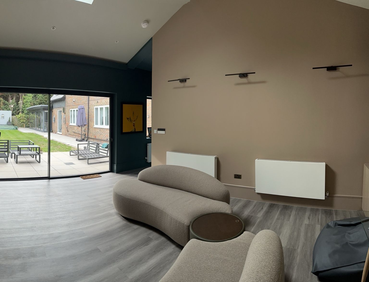Open-plan room with sliding doors to the garden